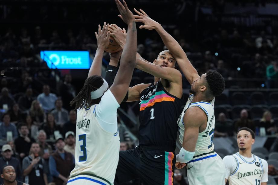 开云平台-文班5记三分砍22+10字母哥21分 马刺送雄鹿3连败